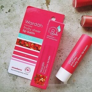 CEK BPOM Everyday Fruity Sheer Lip Balm Strawberry