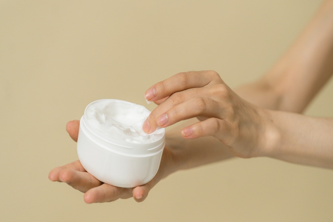 4 Cara Penggunaan Moisturizer untuk Kulit Kering yang Disarankan oleh Ahli